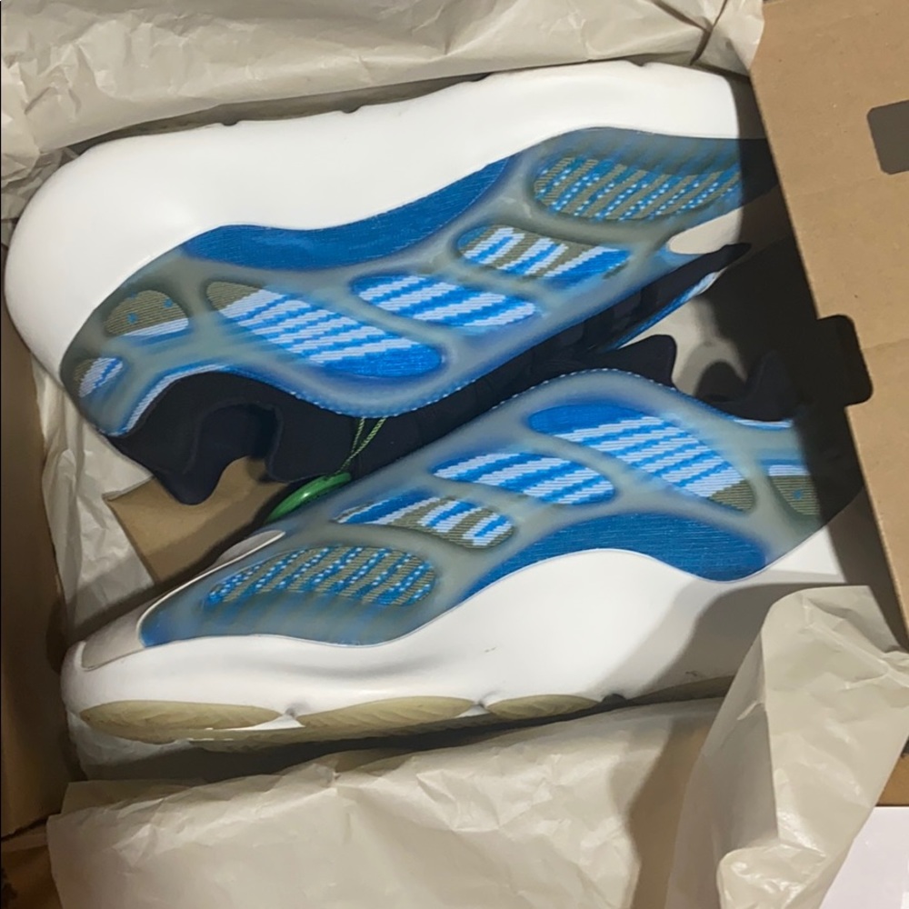 yeezy 700 V3 Azareth blue size 11